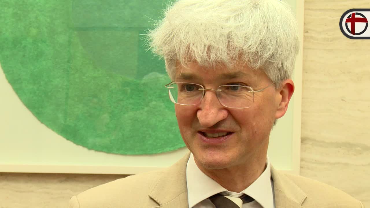 "Er klagt einen Realismus ein"