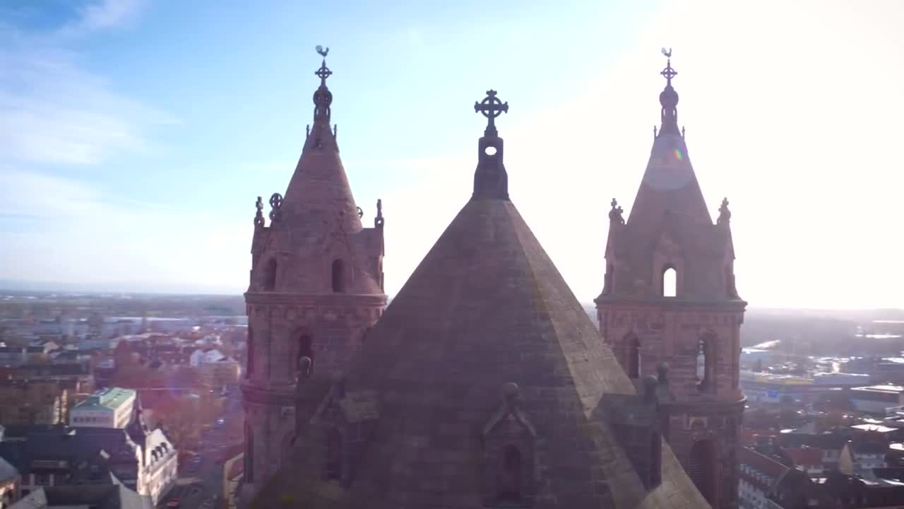 Kirchen in Rheinhessen - im Drohnenflug gefilmt 
