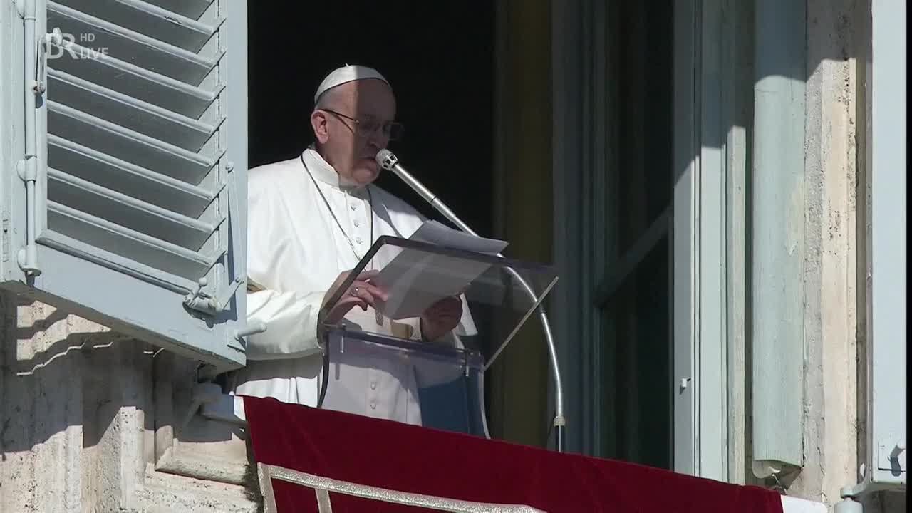 Papst Franziskus betet den Angelus