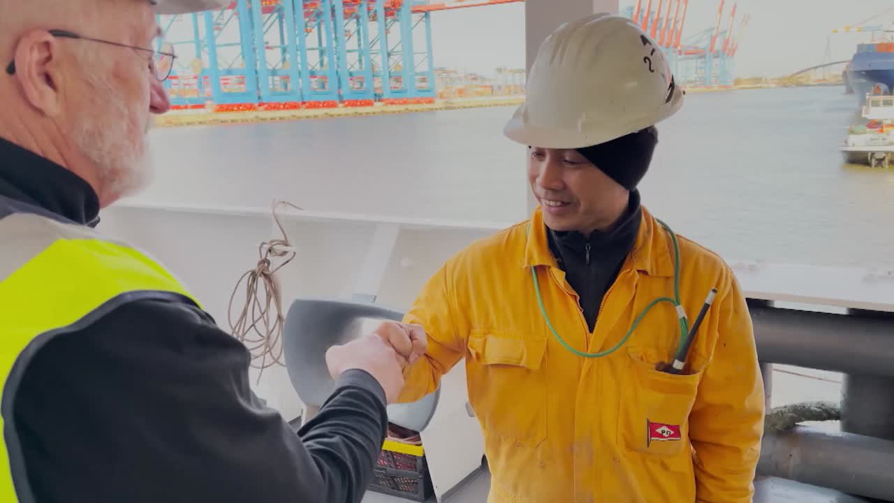 Ehrensache Eine Überraschung für die Frachtschiffcrews