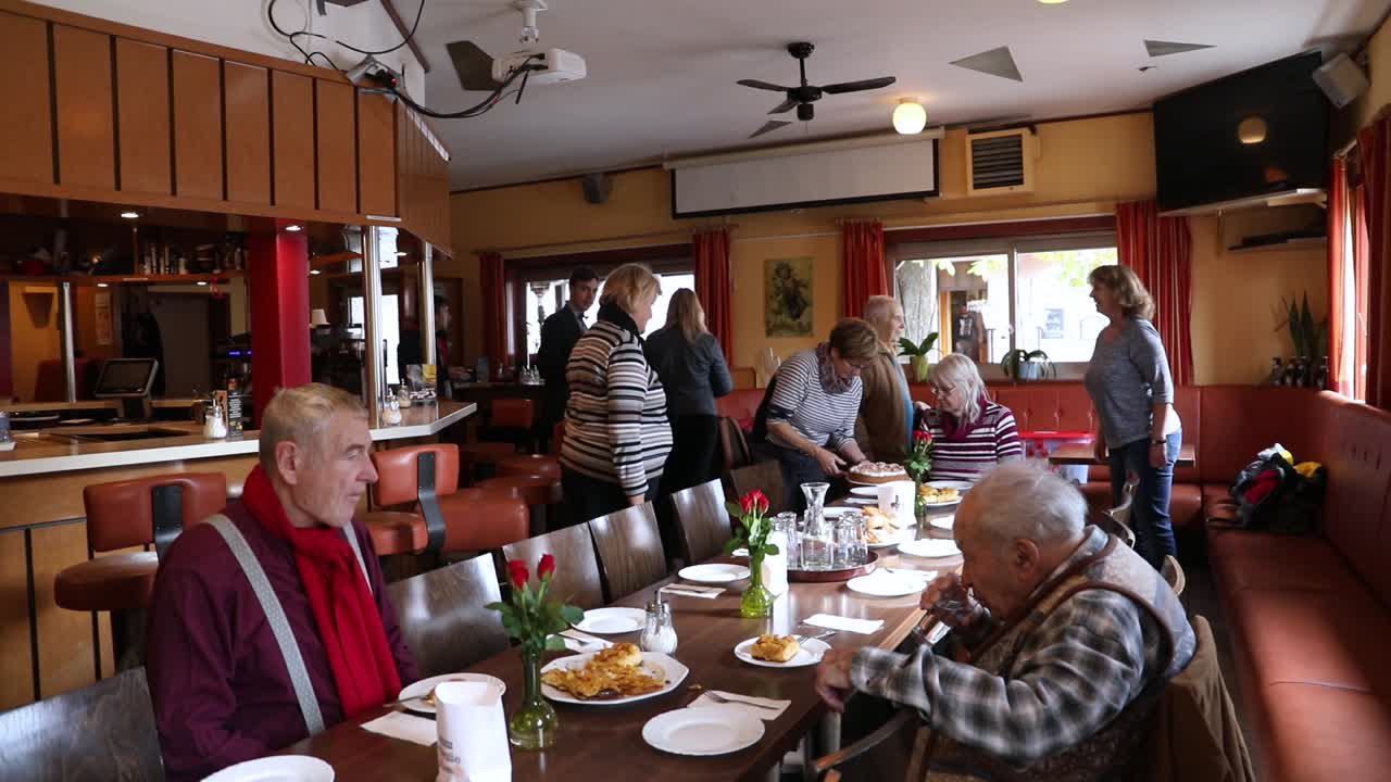 "Hand in Hand gegen Altersarmut": Das Seniorencafé in Weißenburg