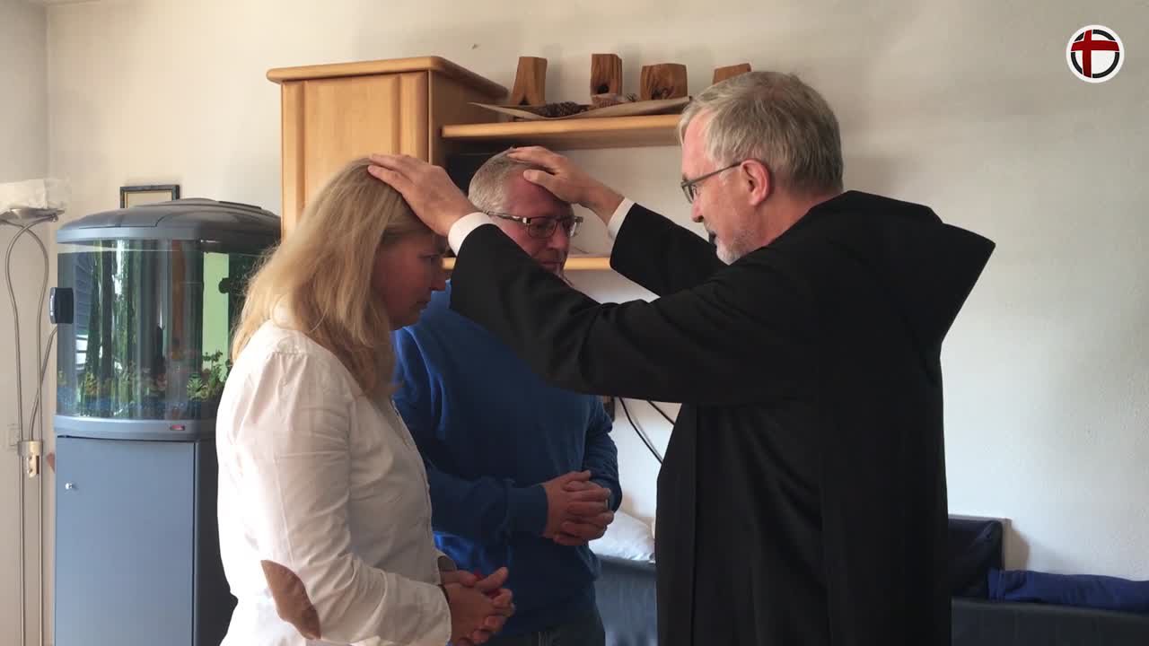 Bischof Gregor Maria Hanke beim Krankenbesuch