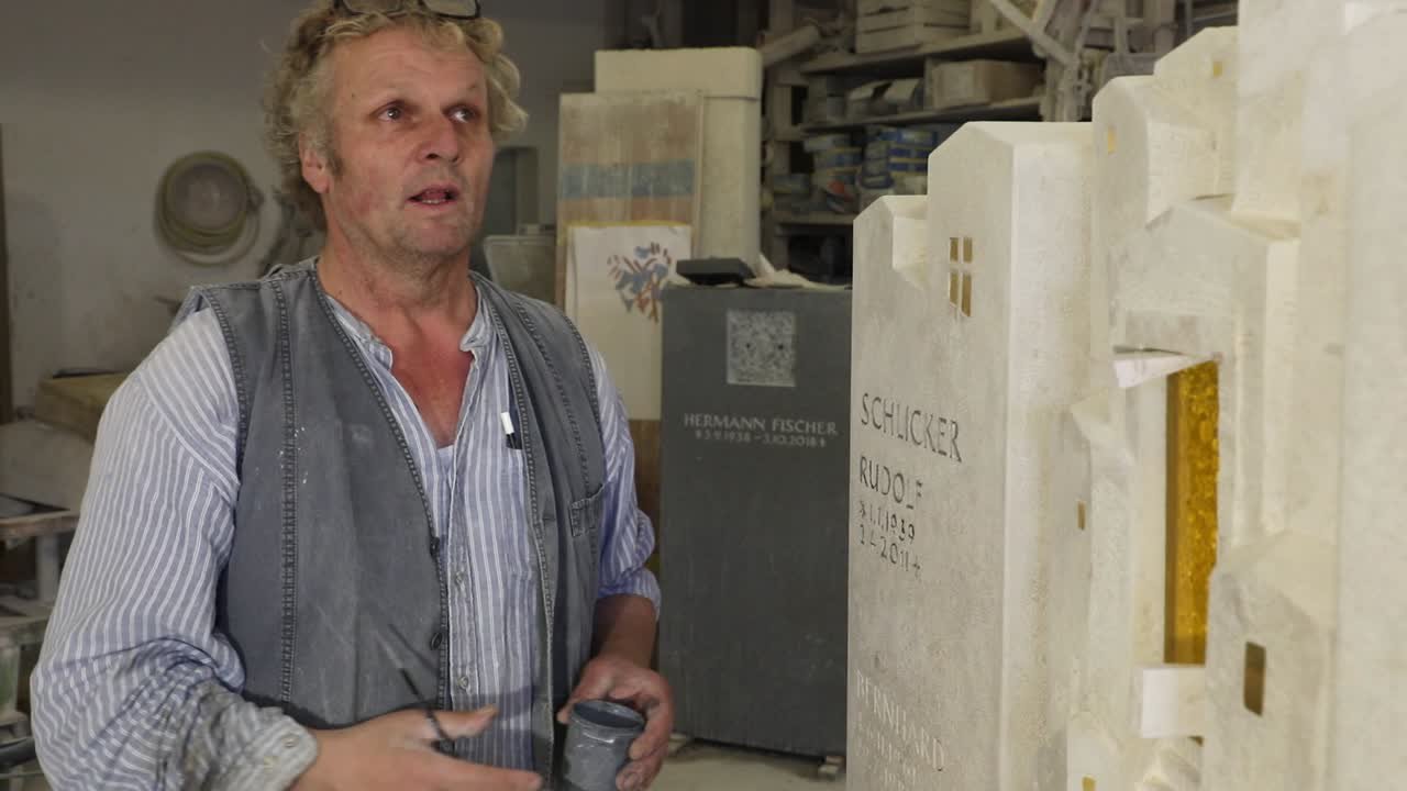 Grabsteine als Kunstwerk: Zu Besuch bei Steinmetzmeister Rupert Fieger