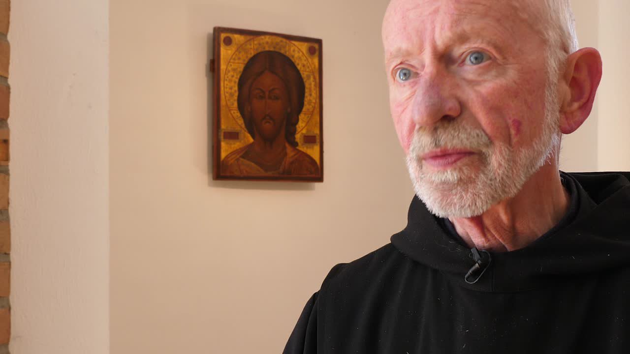 Pater Albert erklärt Fronleichnam
