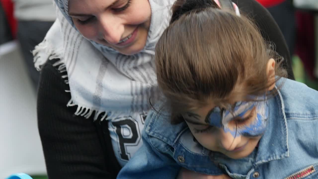 Flüchtlingsfamilien helfen – Mit Ehrenamtlichen auf dem Bürgerfest 