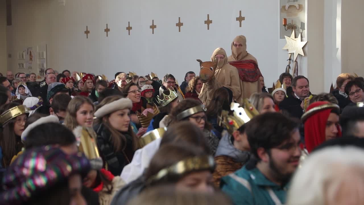 „Ihr seid Lichtbringer“: Bischof Hanke sendet Sternsinger in Schwabach aus