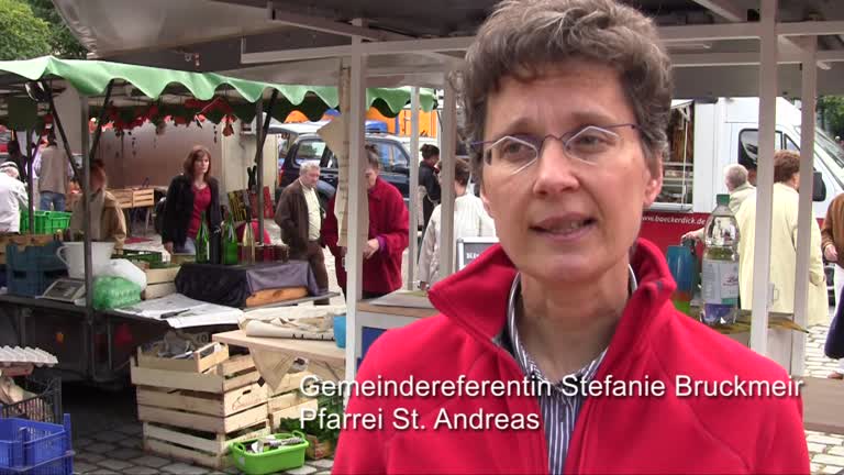 Kirche zwischen Obst und Gemüse
