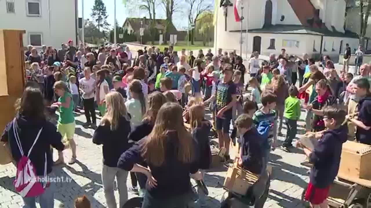 "Mit der Ratschn auf Ostern zu"