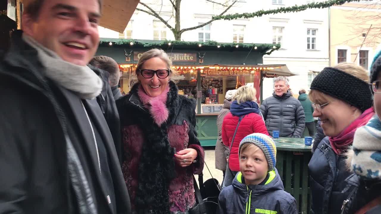 Ein Tag mit Bischof Oster: Auf dem Christklindlmarkt