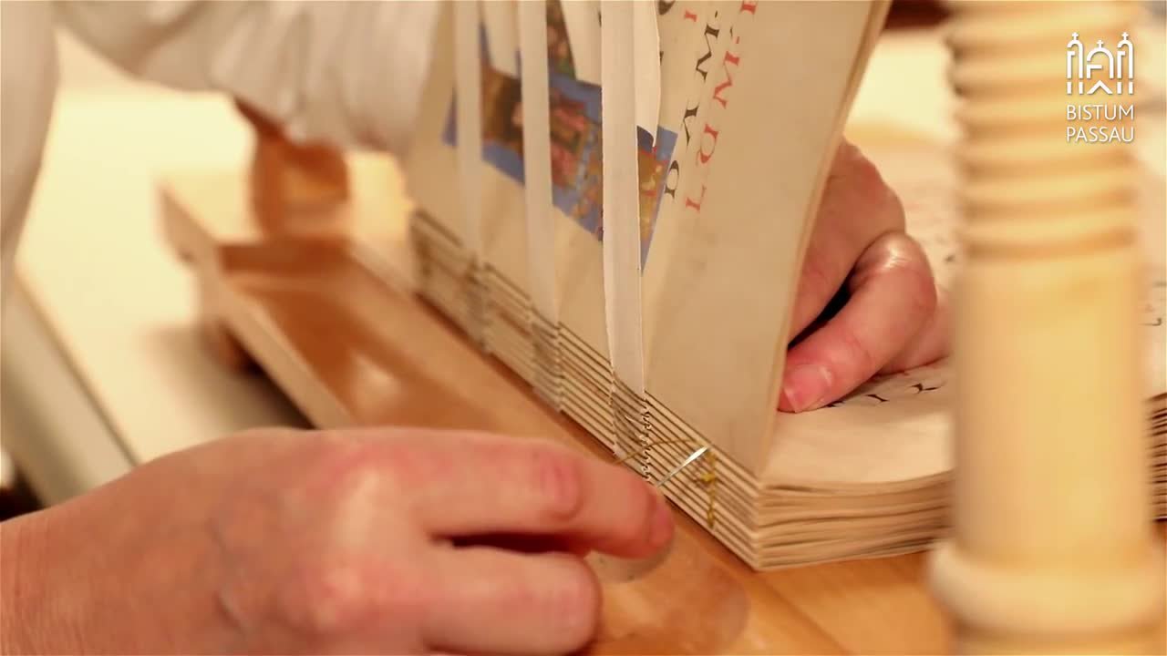Passauer Evangelistar als Faksimile - In der Buchbinderei