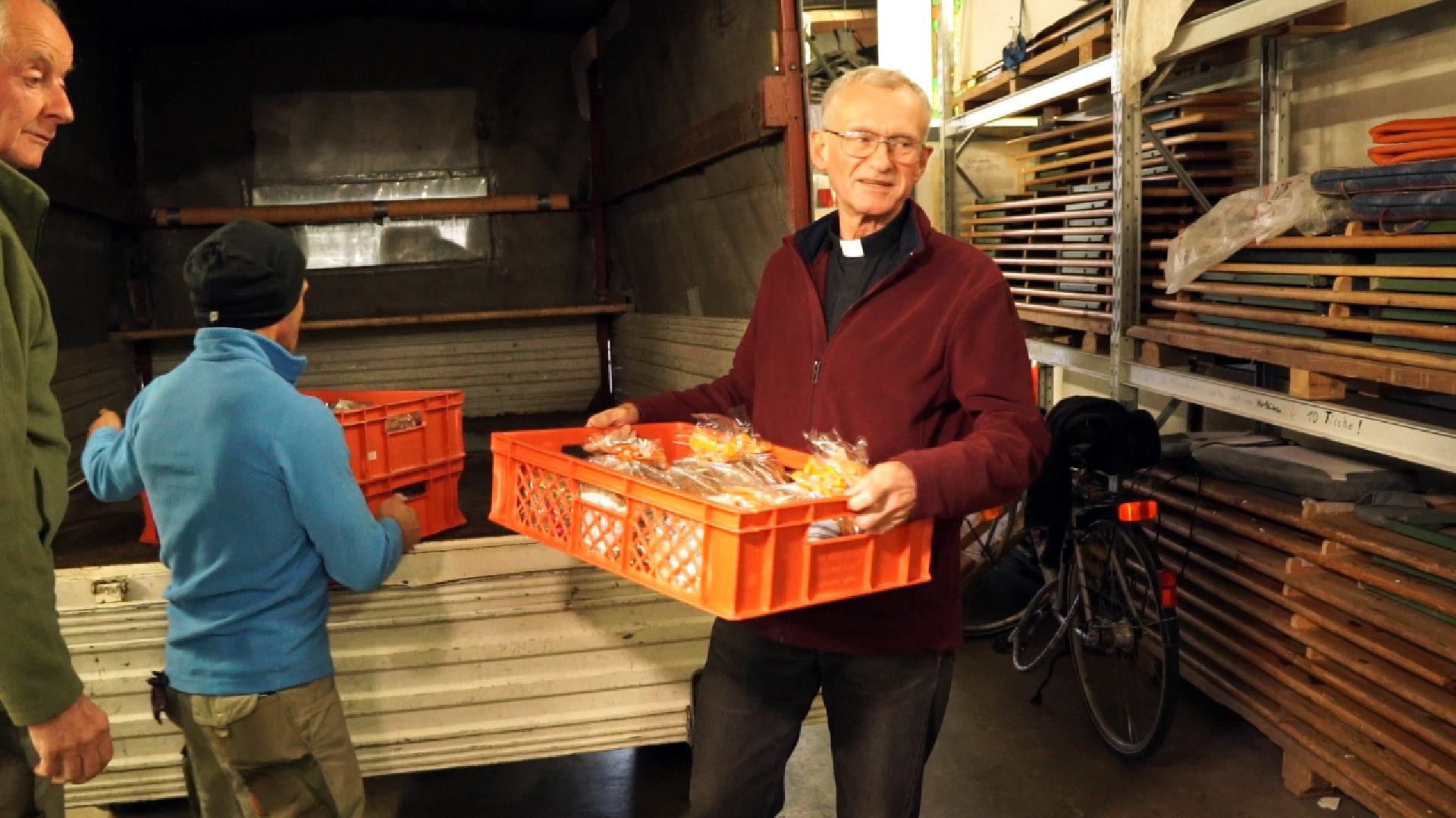 Wenn der Pfarrer Brot austeilt