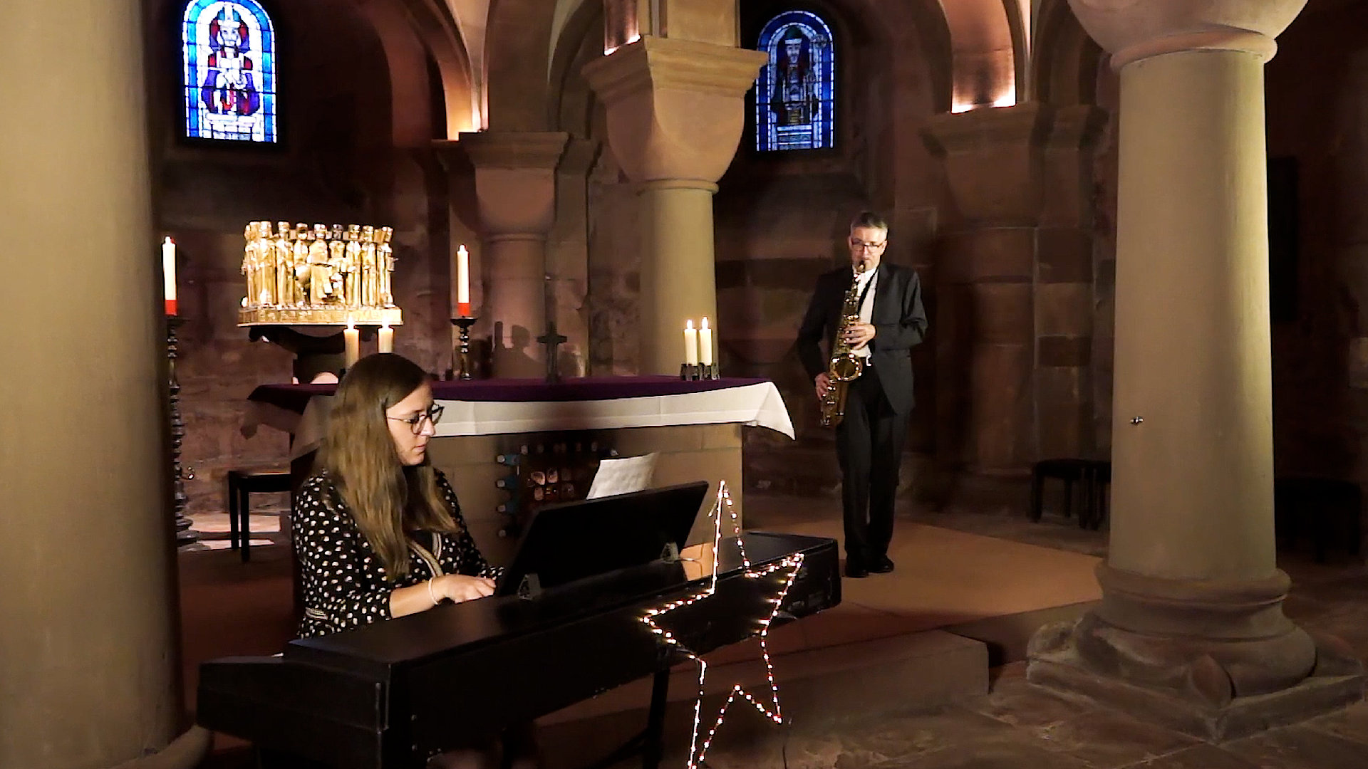 Zum Adventsstart: Bischof Peter Kohlgraf spielt Saxofon