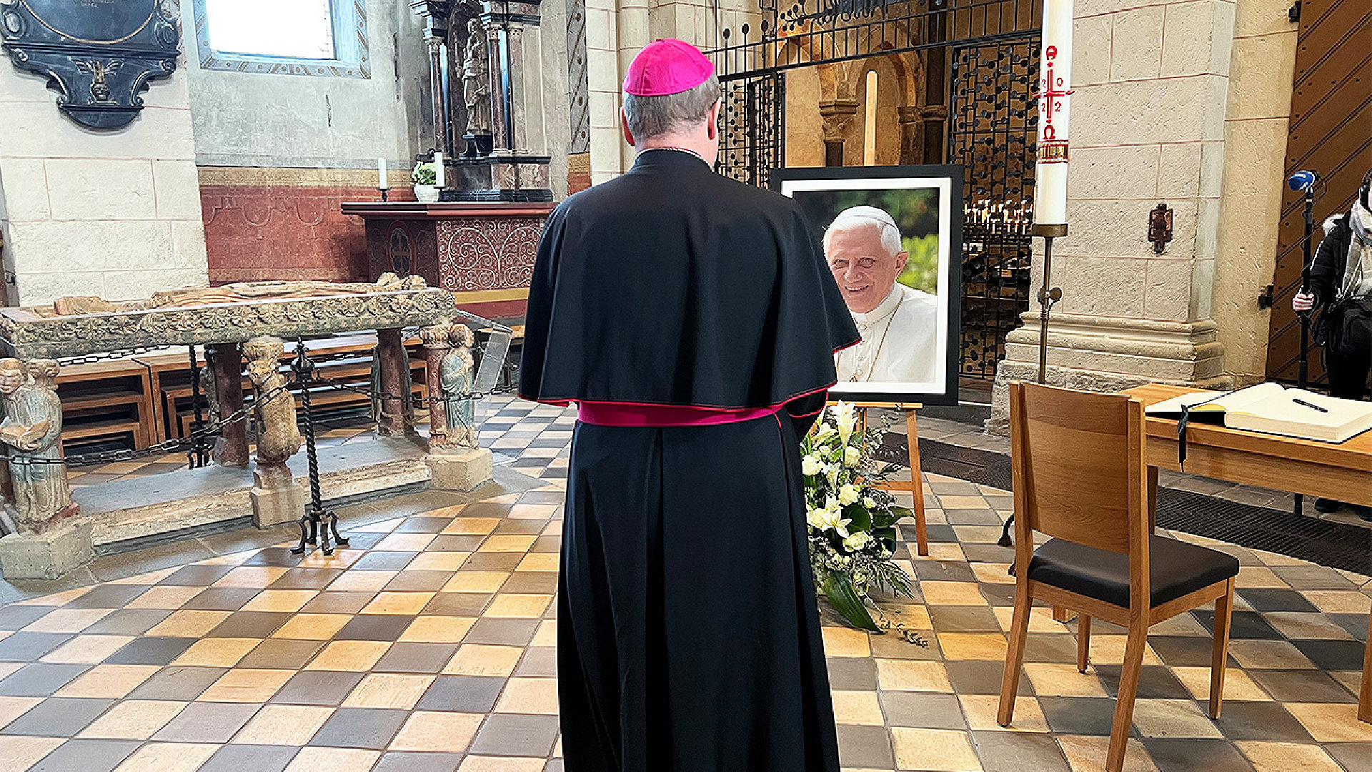 Bätzing: "Solange ich denken kann, kenne ich Joseph Ratzinger"  