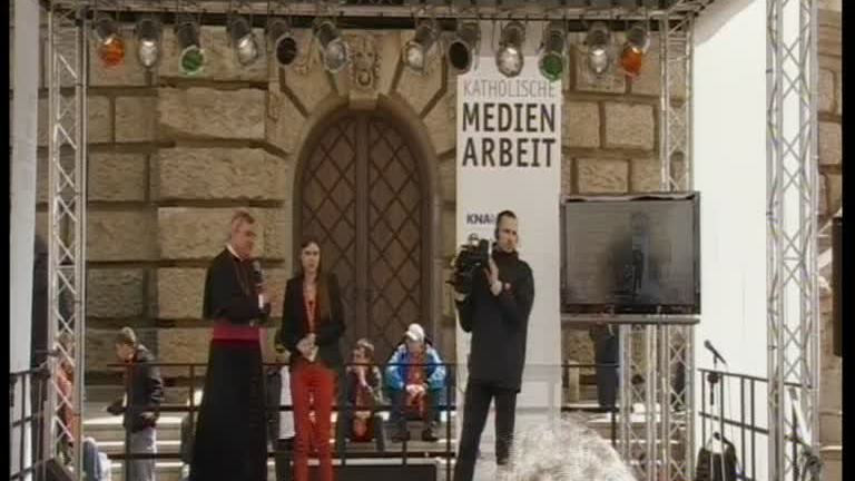 Bischof Karl-Heinz Wiesemann auf der Medienbühne