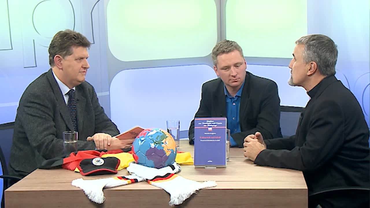 Alpha & Omega: Das Runde, das Eckige und das große Ganze – Fußball und Religion