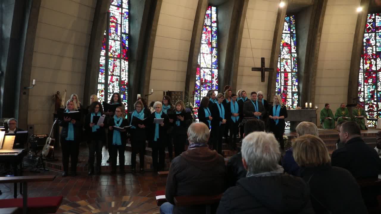 Premiere im Bistum Eichstätt: Chor "Via nova" und Gebärdenchor singen zusammen