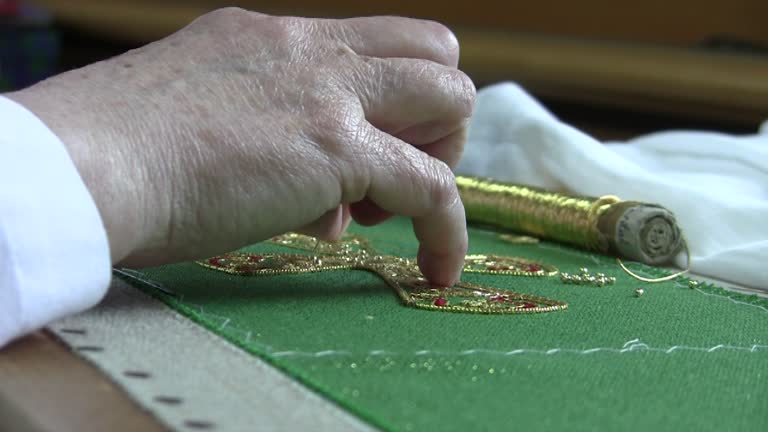 Stich um Stich: Schwestern in Gengenbach sticken Papstgewand