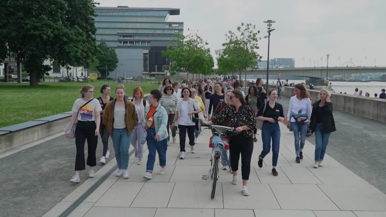 Ehrensache "Cologne Girls Talking & Walking"
