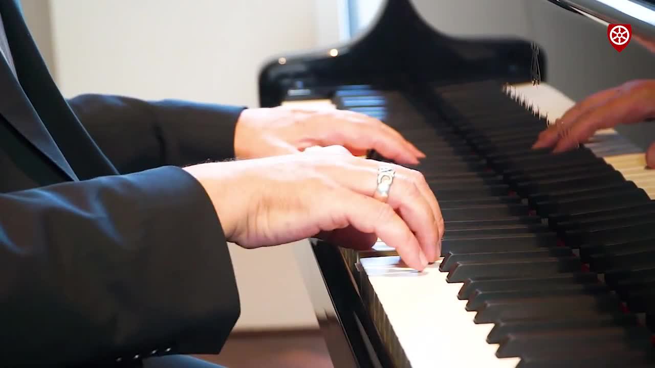 Bischof Kohlgraf am Klavier 