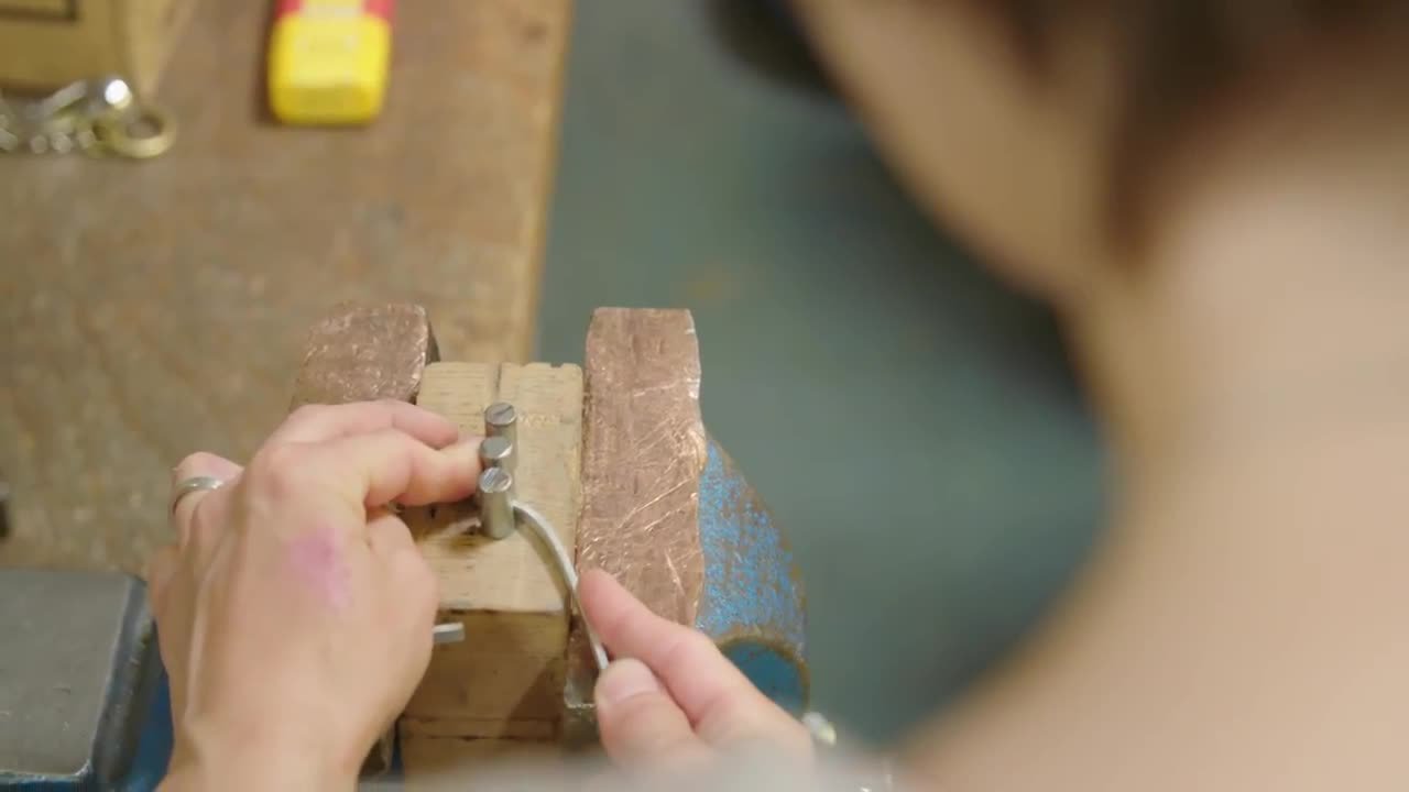 Ein Brustkreuz entsteht